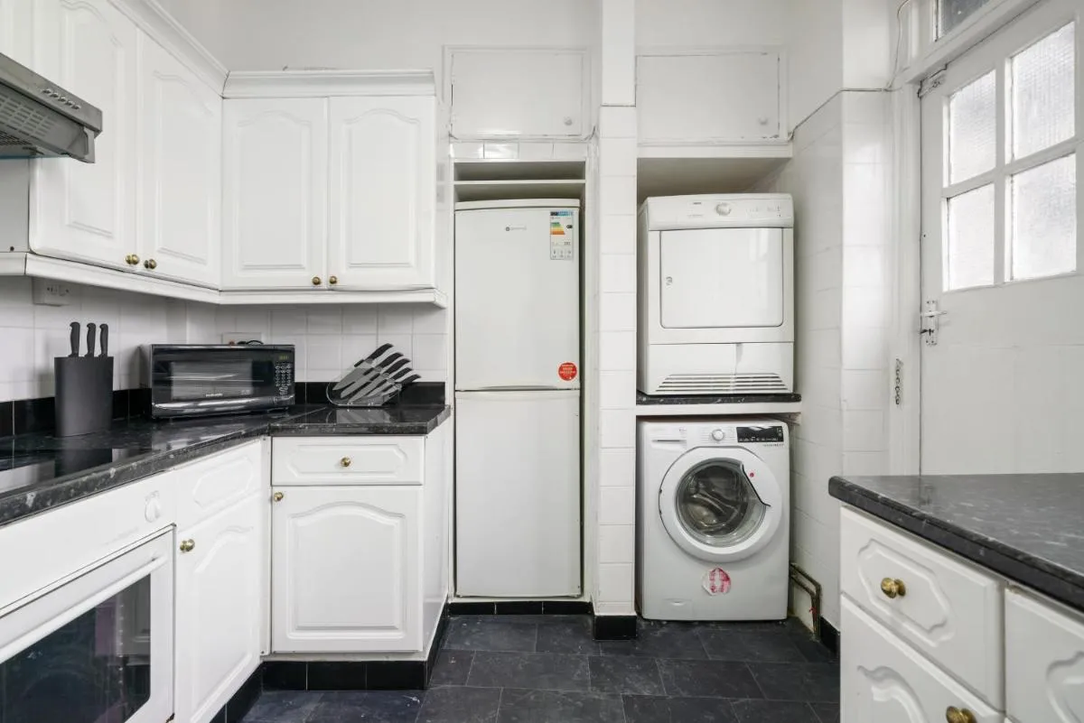 Image 4 of Elegant 2-Bedroom Apartment in Prime Marble Arch 23GM