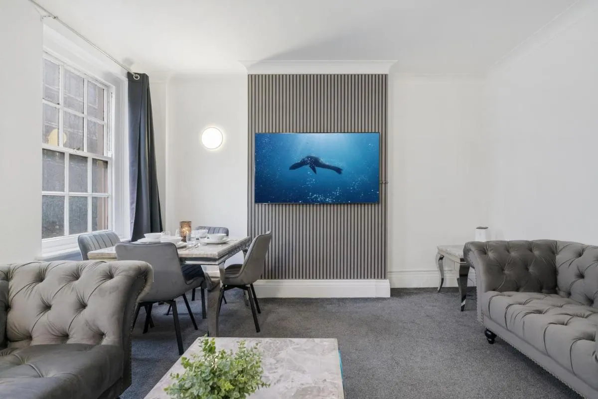 Image 5 of Elegant 2-Bedroom Apartment in Prime Marble Arch 23GM
