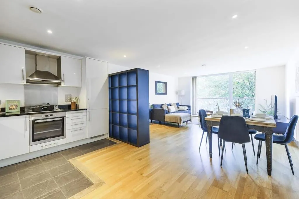 Image 4 of Elegant 2-Bedroom Apartment with Balcony