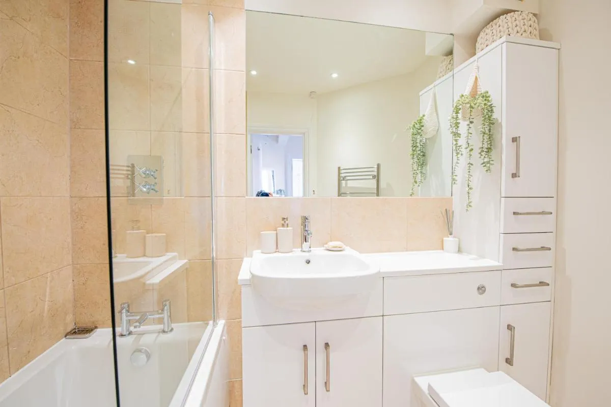 Image 3 of Elegant 2-Bedroom Flat in London