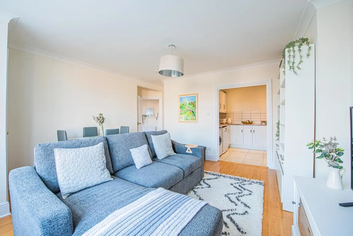 Image 4 of Elegant 2-Bedroom Flat in London