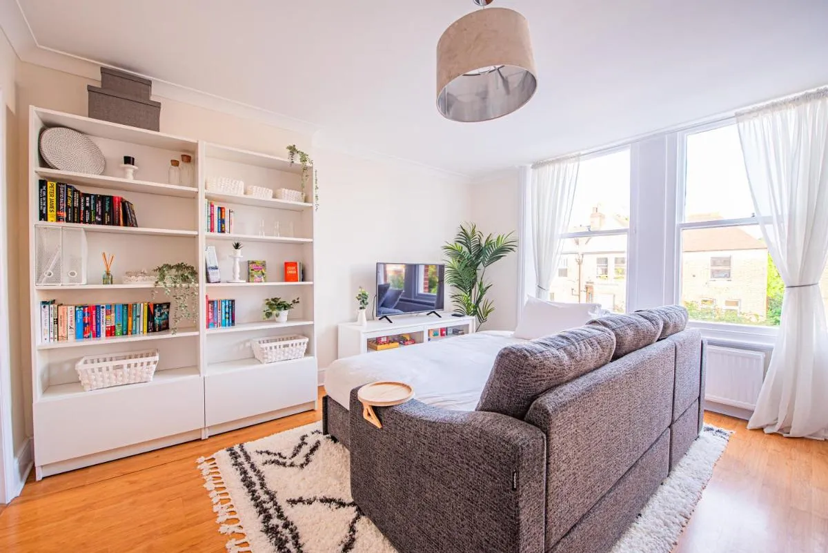 Image 5 of Elegant 2-Bedroom Flat in London