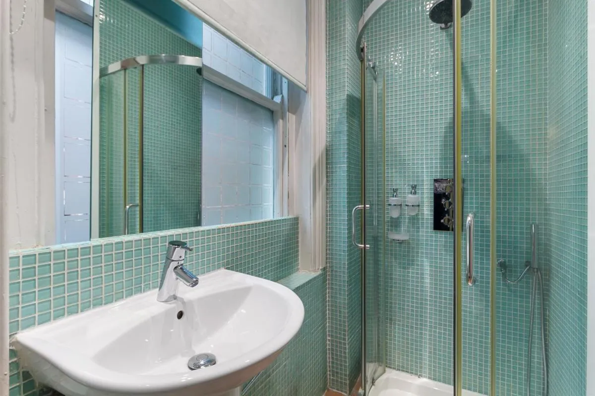 Image 3 of Elegant 3-Bedroom Apartment in the Heart of Piccadilly Circus No Lift- 4GL