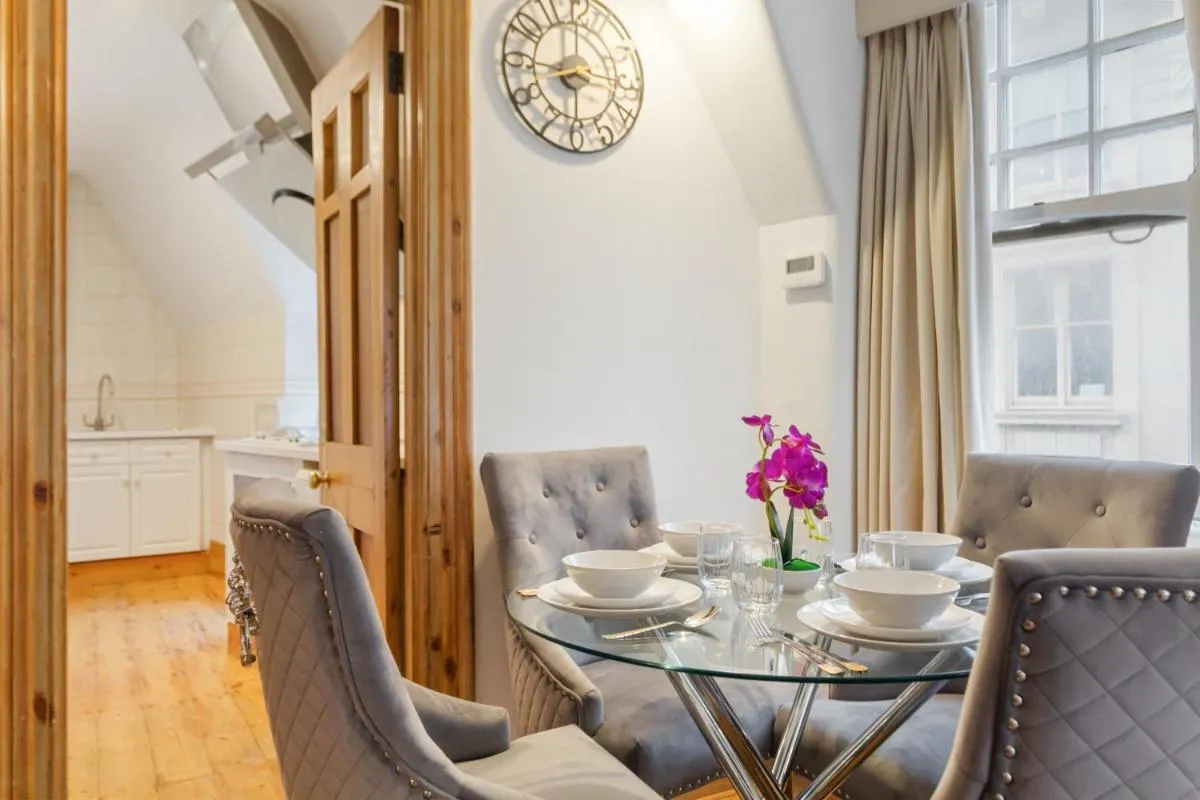 Image 4 of Elegant 3-Bedroom Apartment in the Heart of Piccadilly Circus No Lift- 4GL