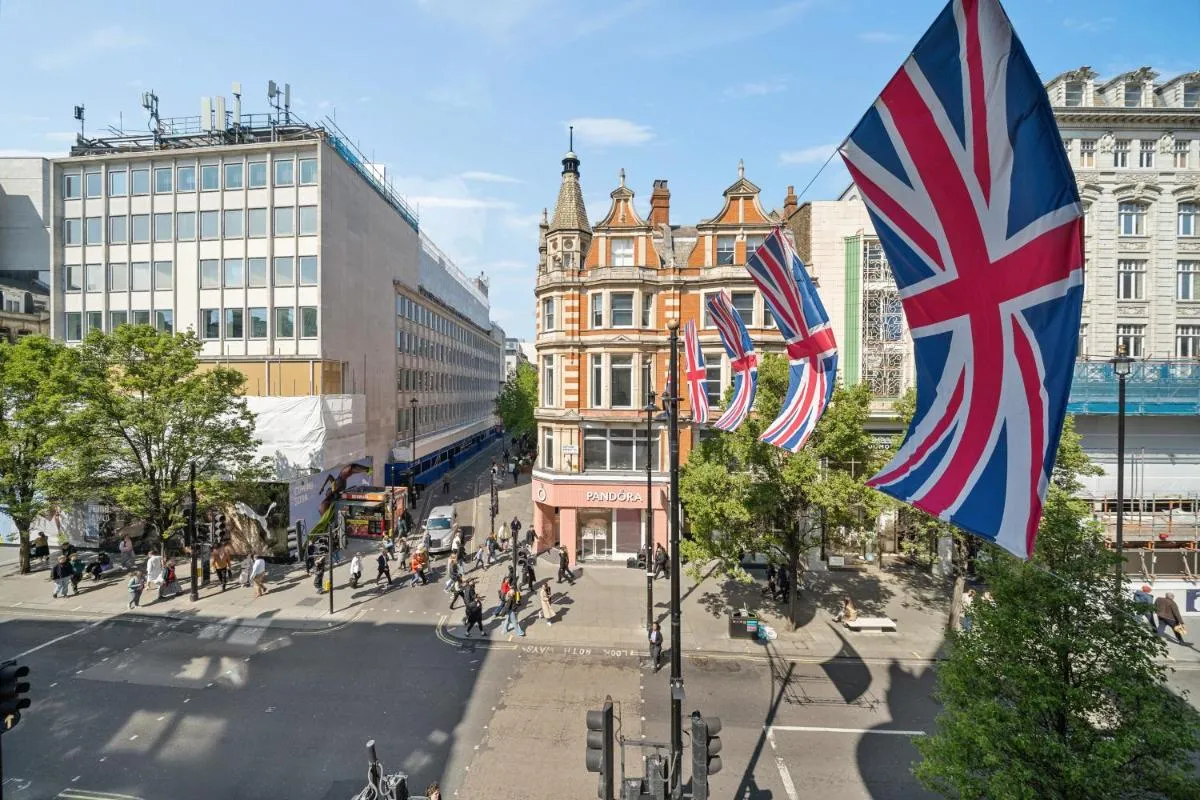 Image 3 of Elegant 3 Bedroom Apartment on Oxford Street Luxury Living in Central London 2GC