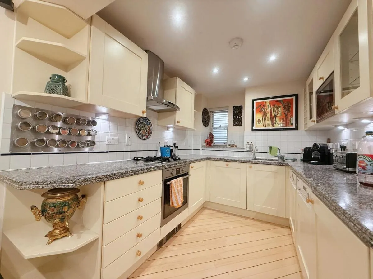 Image 4 of Elegant 4-Story Townhouse Near Victoria Station