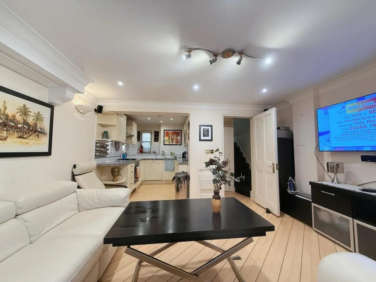Image 5 of Elegant 4-Story Townhouse Near Victoria Station