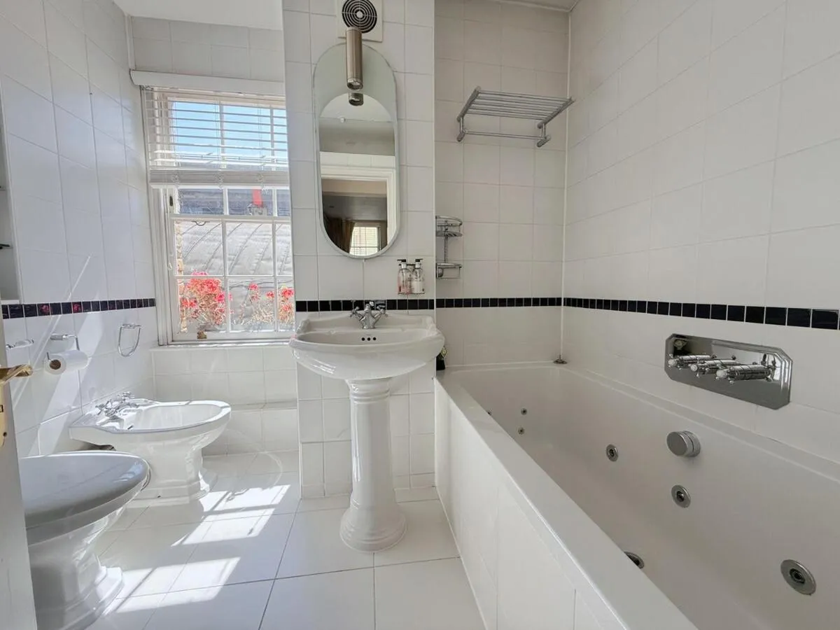 Image 3 of Elegant 4-Story Townhouse Near Victoria Station