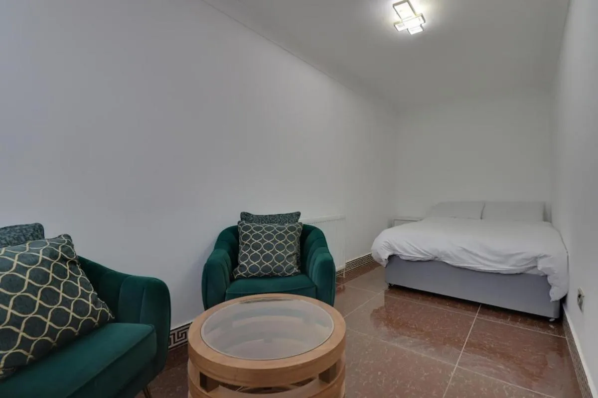 Image 3 of Elegant 5 Bedroom House With Jacuzzis And BBQ