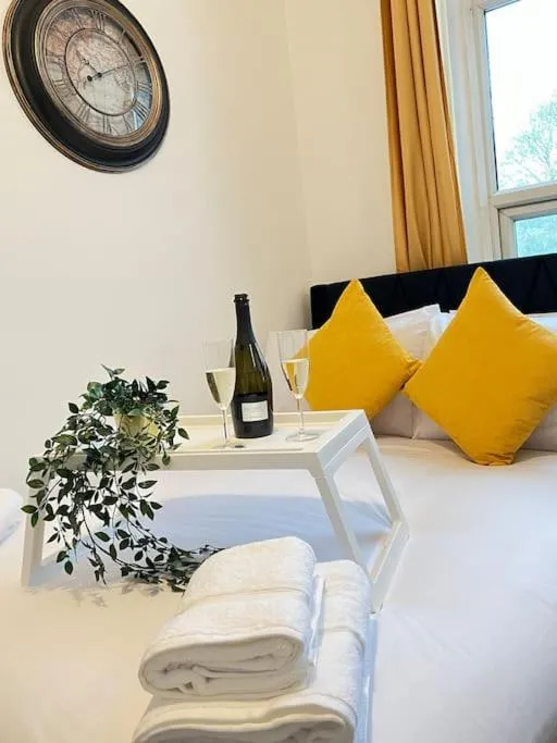 Image 4 of Elegant Apartment in Ealing