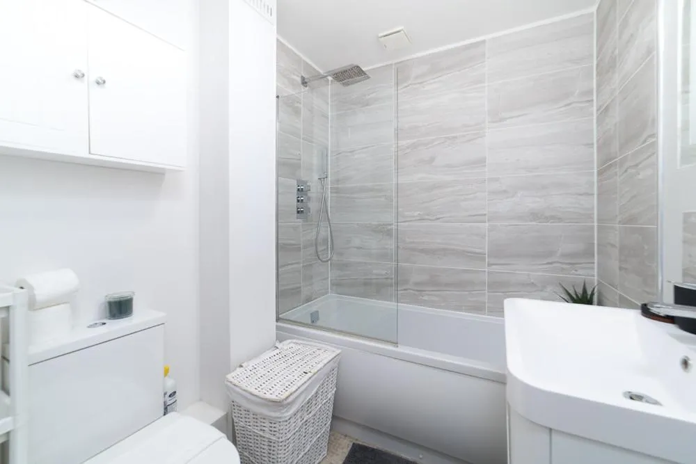 Image 3 of Elegant Apartment in London Steps Away From River Thames