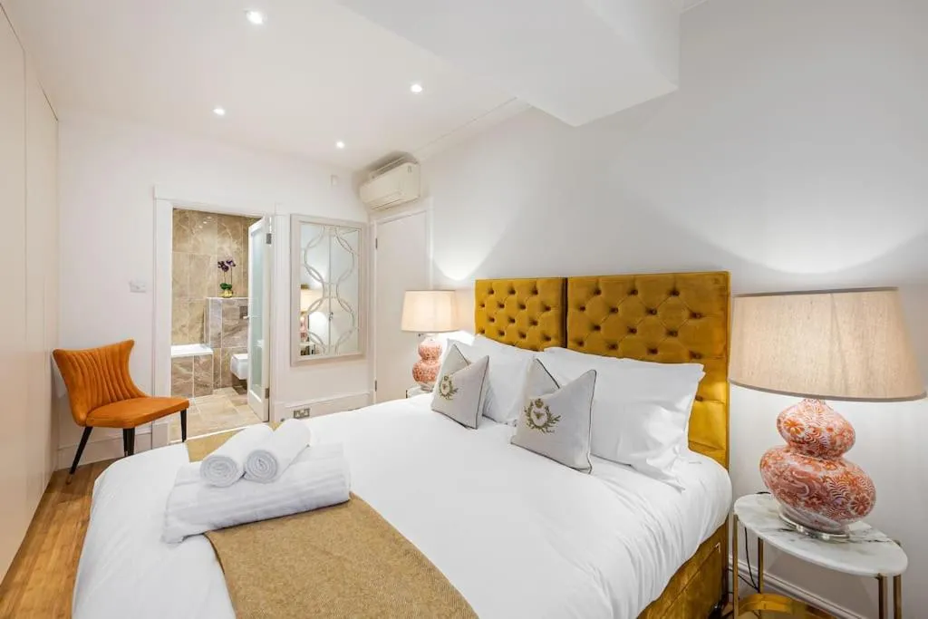 Image 3 of Elegant Belgravia Apartment with Stylish Private Patio