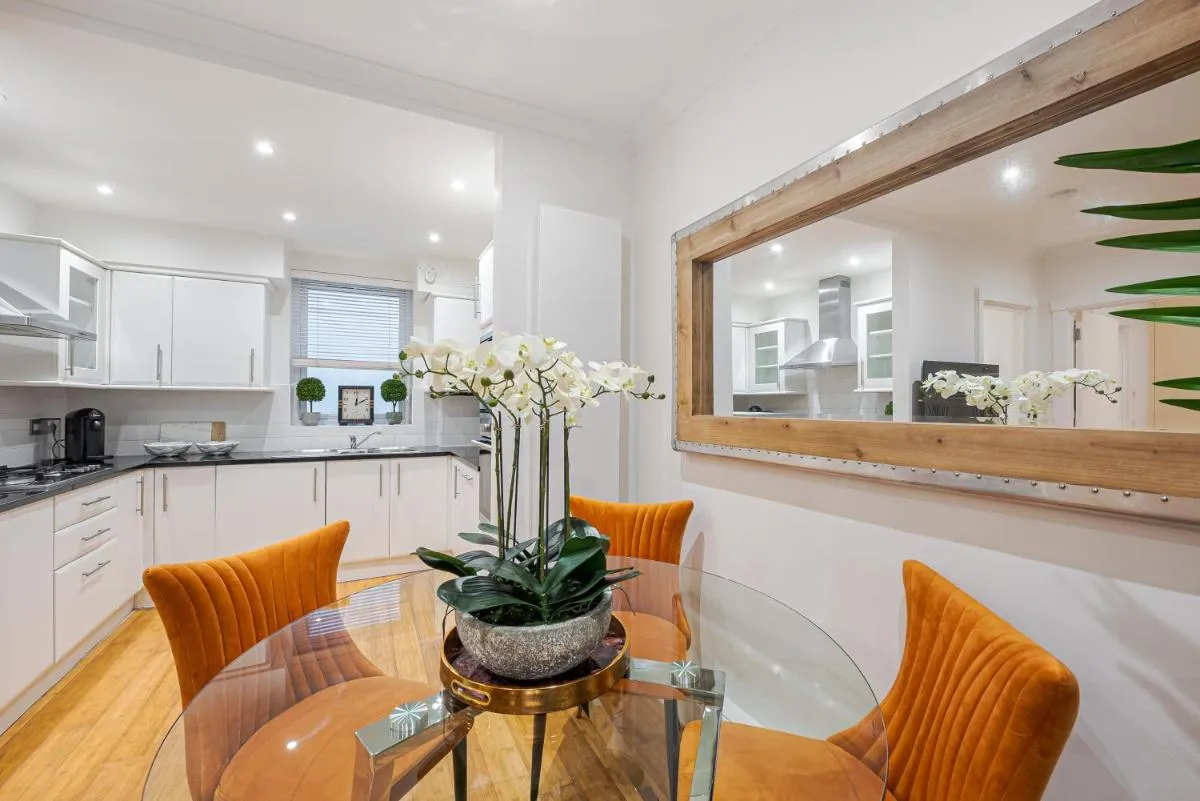 Image 4 of Elegant Belgravia Apartment with Stylish Private Patio