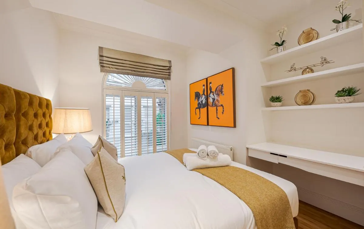 Image 5 of Elegant Belgravia Apartment with Stylish Private Patio