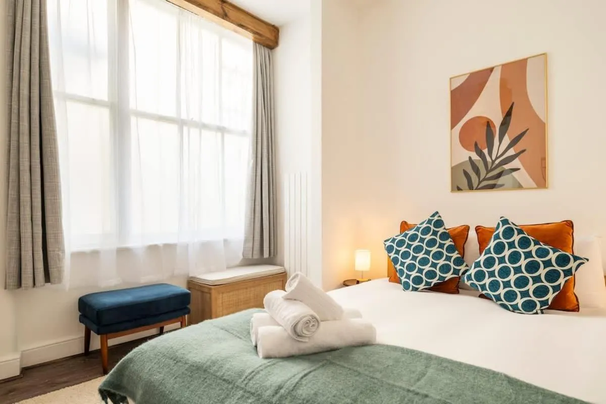 Image 5 of Elegant Chelsea stay with Private patio near Hyde Park