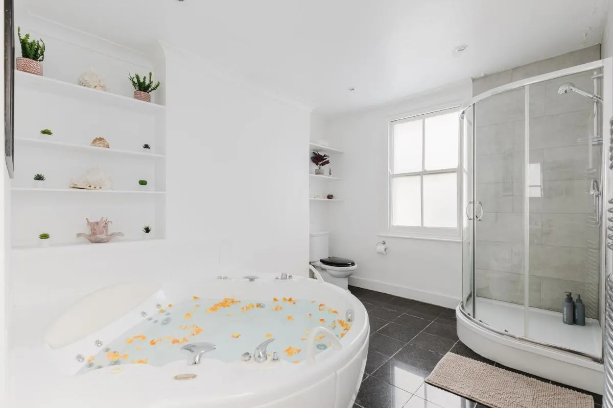 Image 3 of Elegant Fulham & Chelsea 3 Bed House With Roof Terrace & Jacuzzi