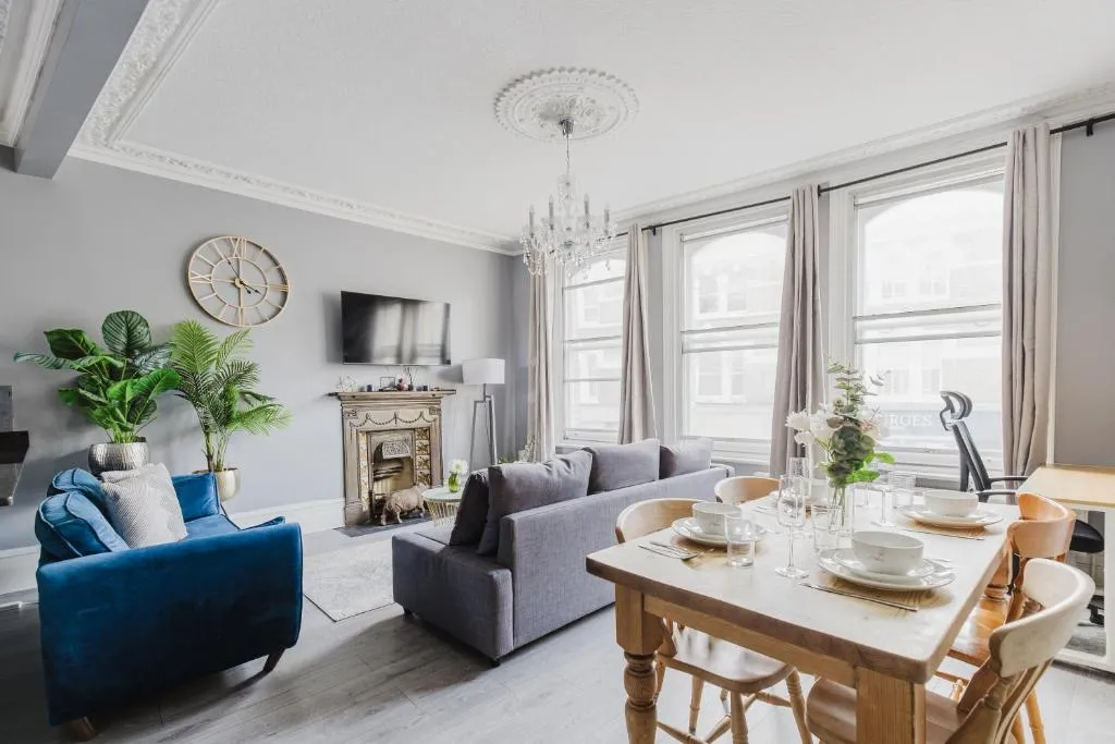 Image 1 of Elegant Fulham & Chelsea 3 Bed House With Roof Terrace & Jacuzzi