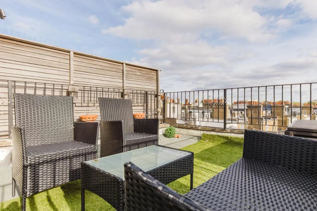 Image 4 of Elegant Fulham & Chelsea 3 Bed House With Roof Terrace & Jacuzzi