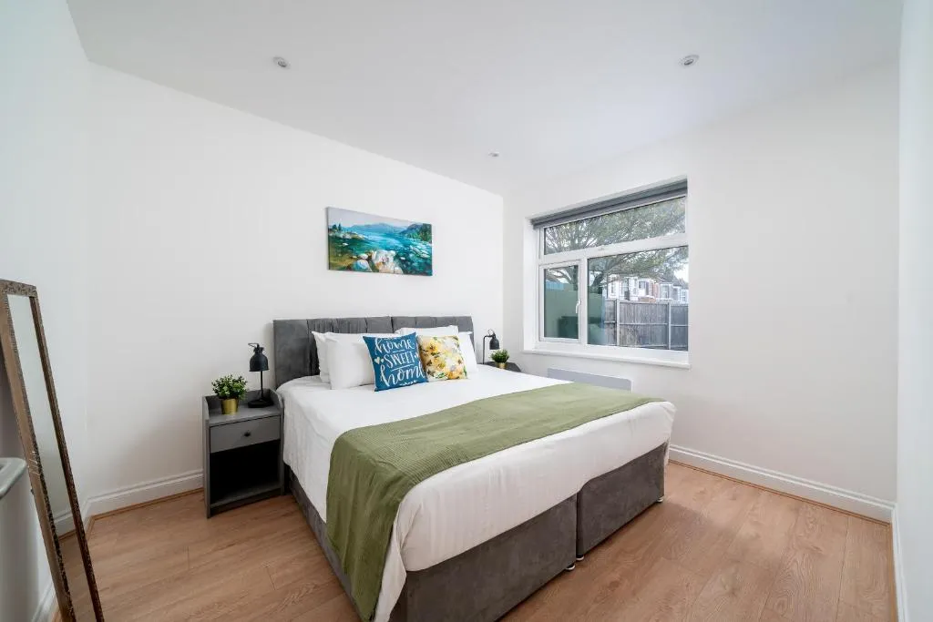 Elegant Ground Floor One Bed Apartment With Garden & King Size Bed Near Tube & Train Stations on Piccadily Line