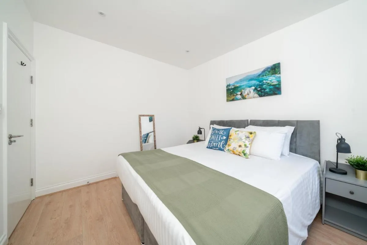 Image 2 of Elegant Ground Floor One Bed Apartment With Garden & King Size Bed Near Tube & Train Stations on Piccadily Line