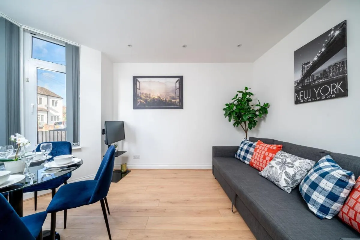 Image 4 of Elegant Ground Floor One Bed Apartment With Garden & King Size Bed Near Tube & Train Stations on Piccadily Line
