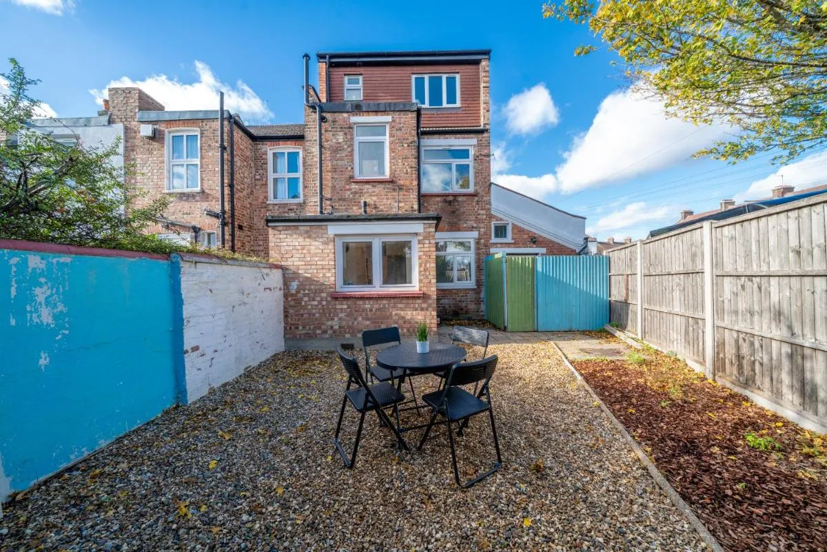 Image 5 of Elegant Ground Floor One Bed Apartment With Garden & King Size Bed Near Tube & Train Stations on Piccadily Line