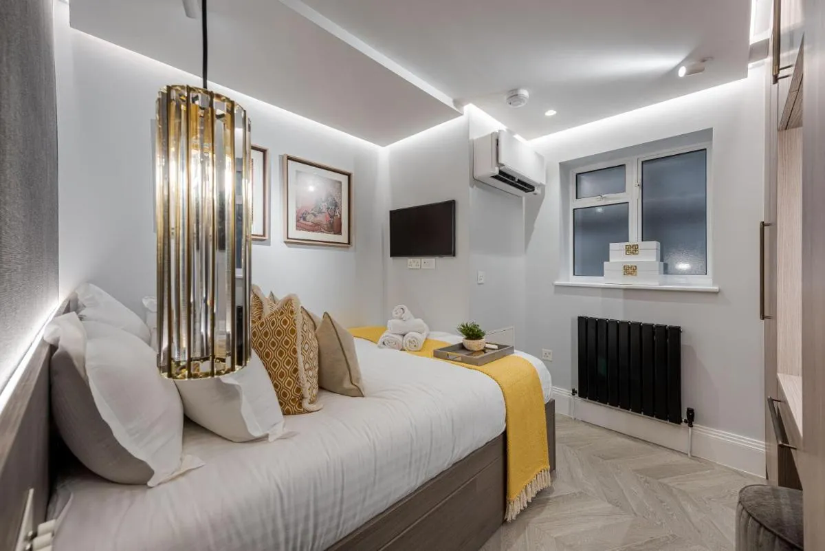 Image 5 of Elegant Harrods-Side 2BD Apartment in Prime Knightsbridge