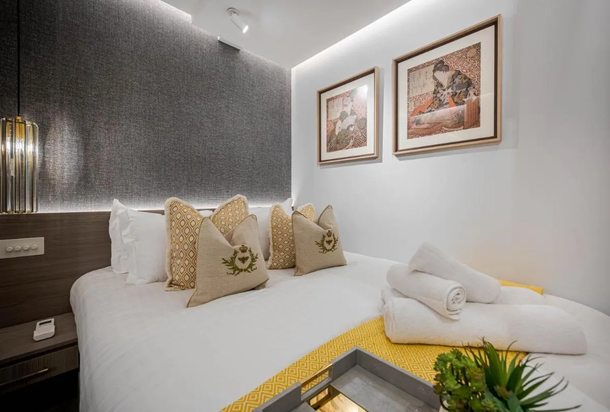 Image 4 of Elegant Harrods-Side 2BD Apartment in Prime Knightsbridge