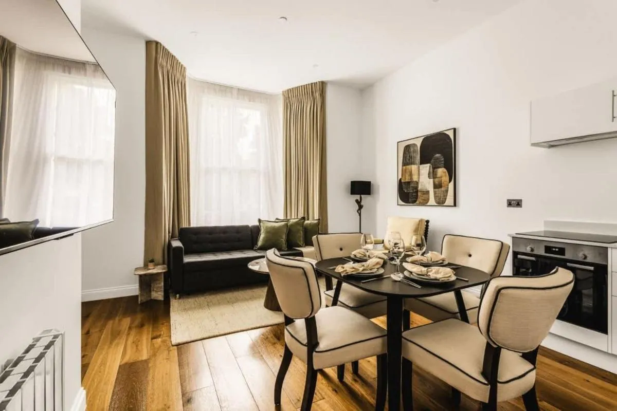Image 3 of Elegant Kensington Apartment