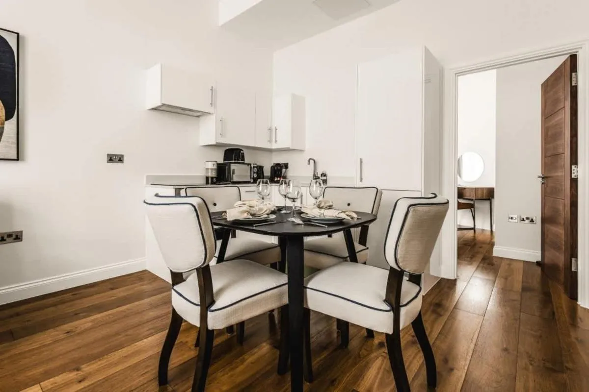 Image 4 of Elegant Kensington Apartment