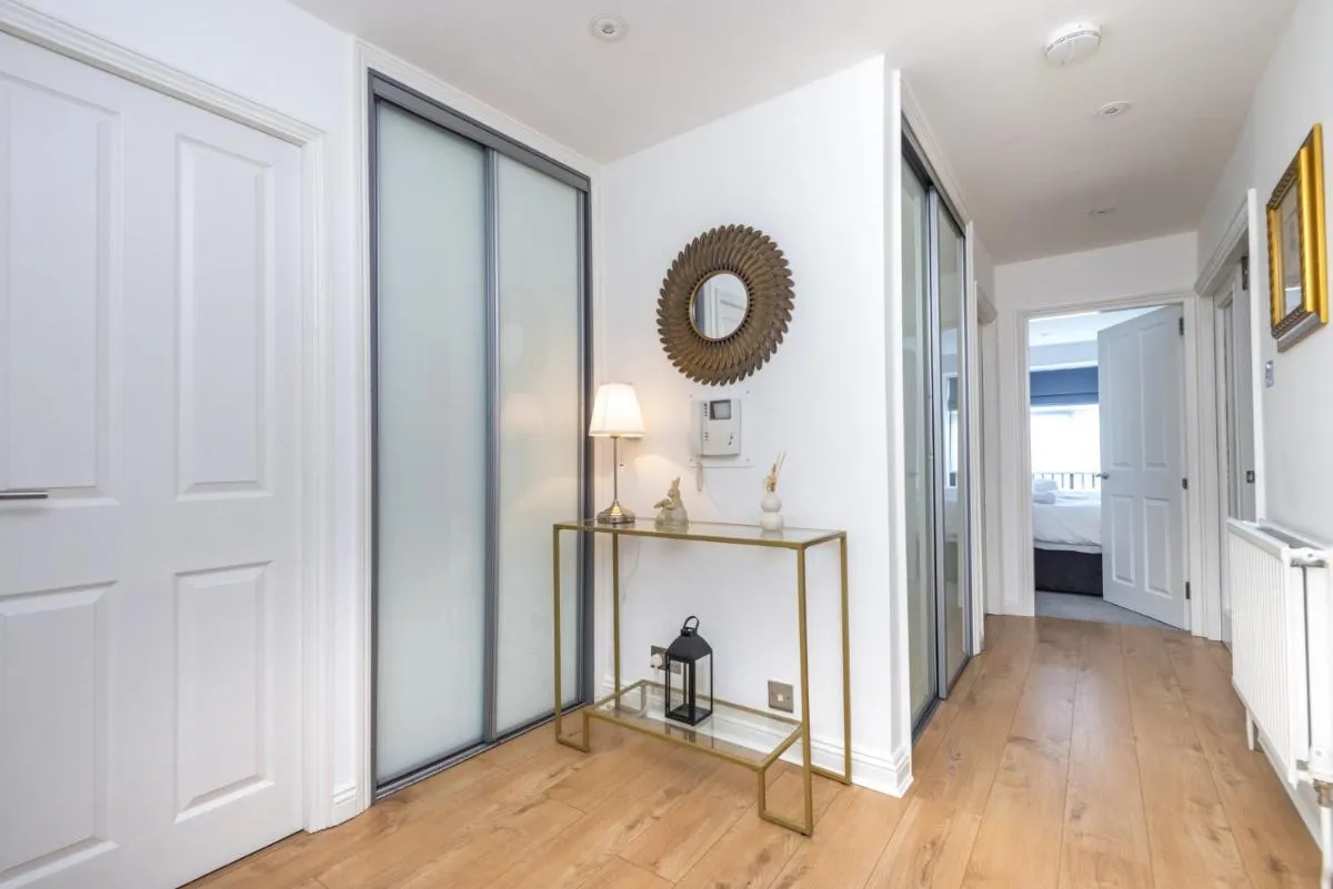 Image 4 of Elegant Mayfair Apartment 5