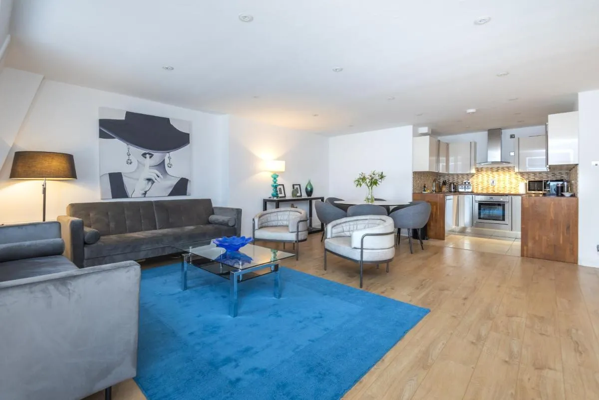 Image 3 of Elegant Mayfair Apartment 5