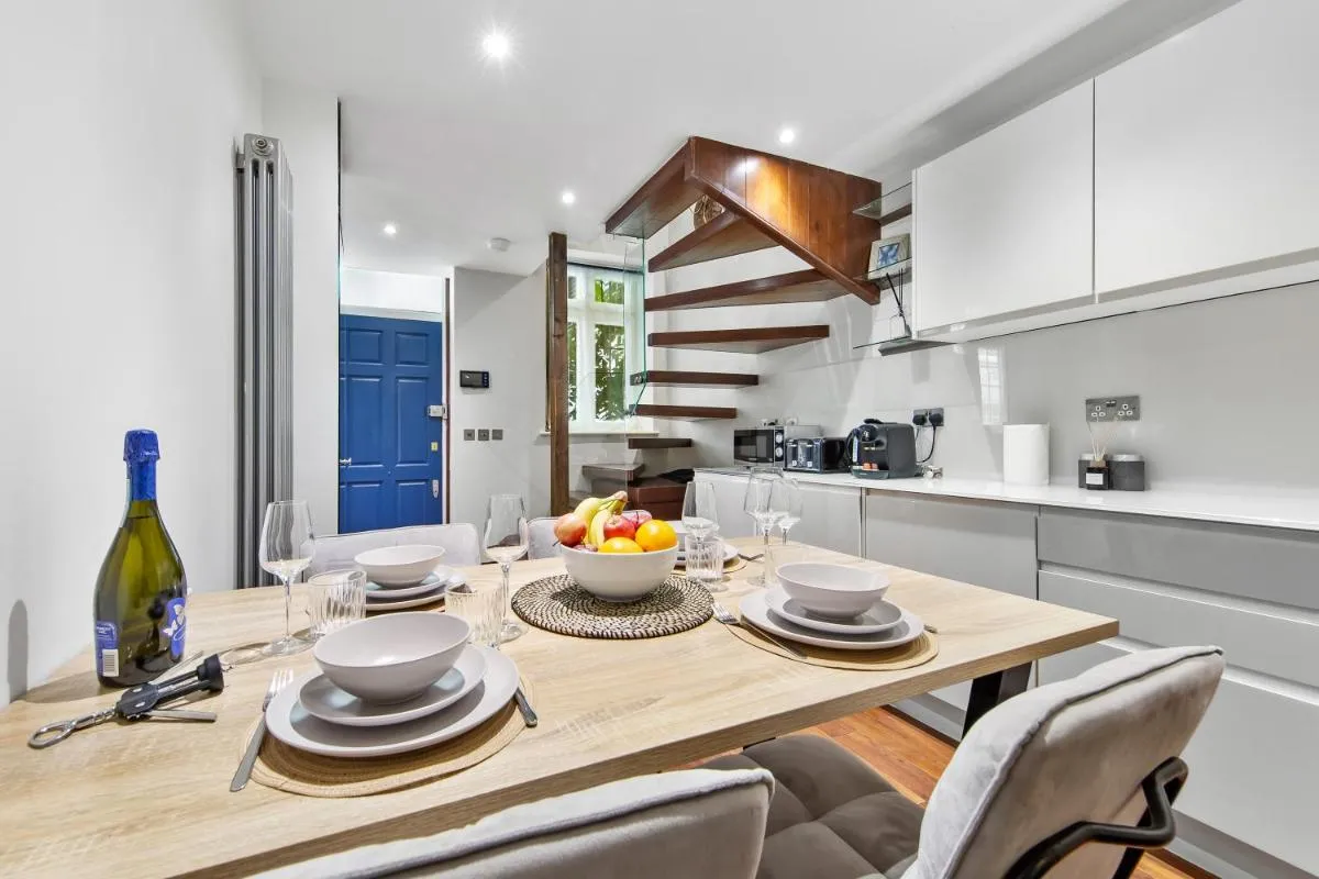 Image 4 of Elegant Mews Retreat by Harrods