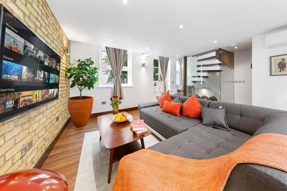 Image 5 of Elegant Mews Retreat by Harrods