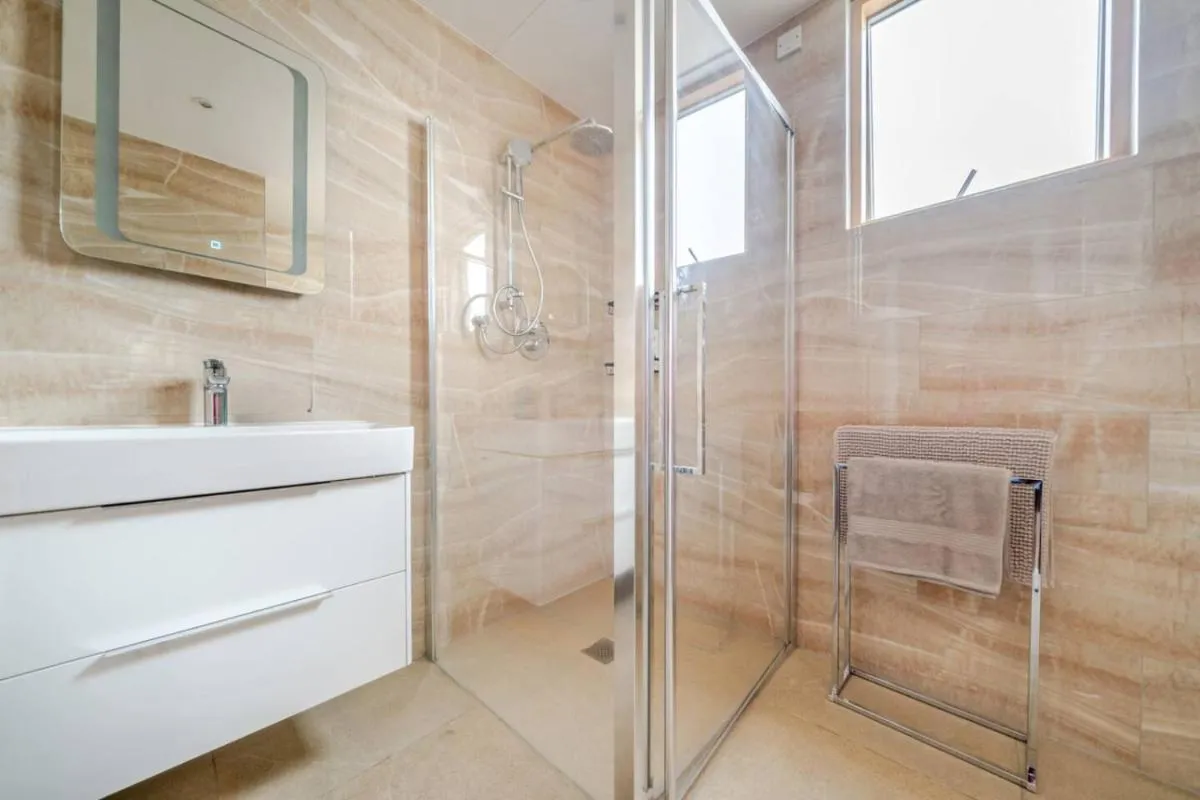 Image 3 of Elegant One Bed Penthouse with Terrace
