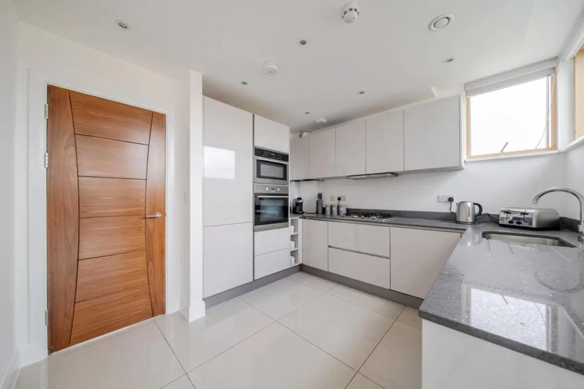 Image 4 of Elegant One Bed Penthouse with Terrace