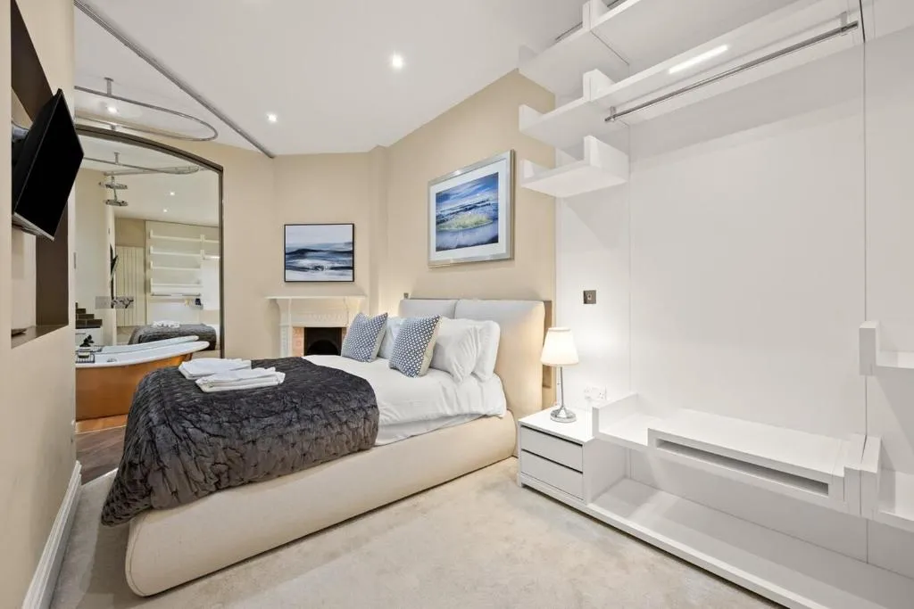 Image 1 of Elegant Oxford Circus-Marylebone apartment