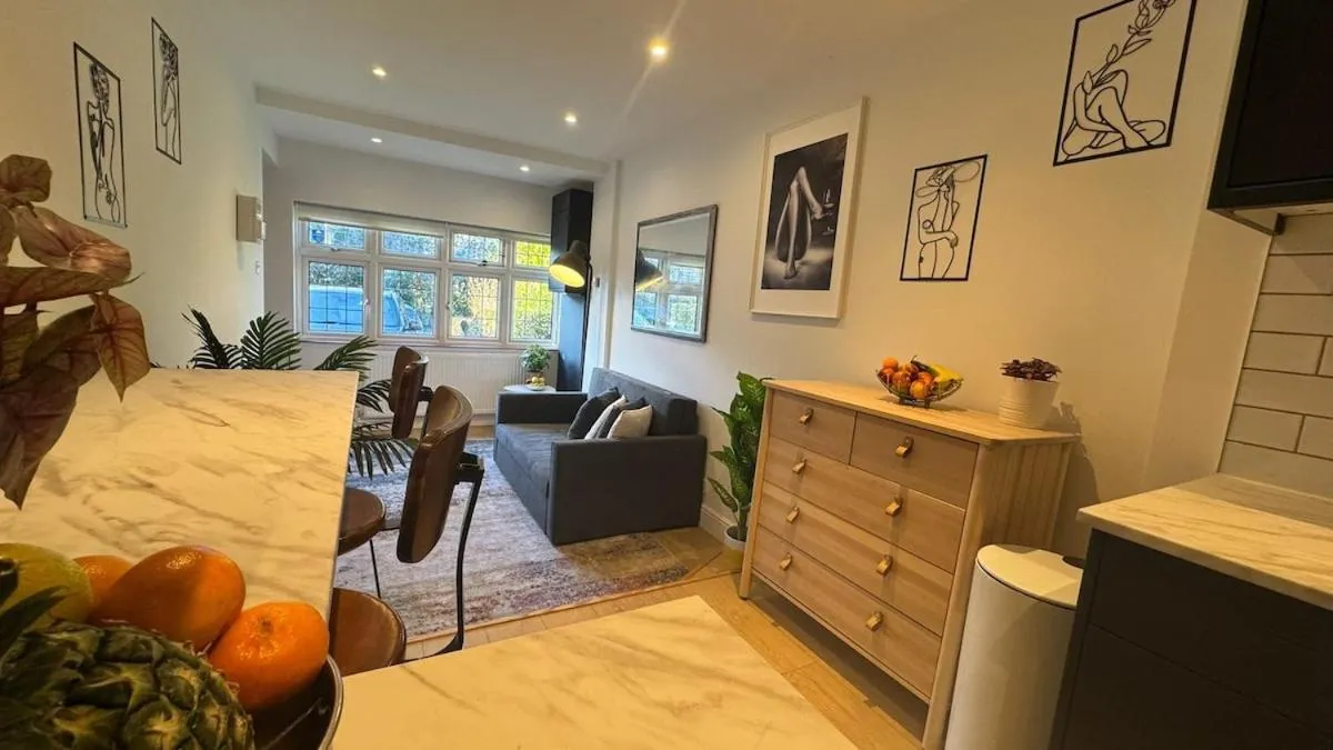 Image 3 of Elegant Studio Retreat in Hampstead – Central London Access