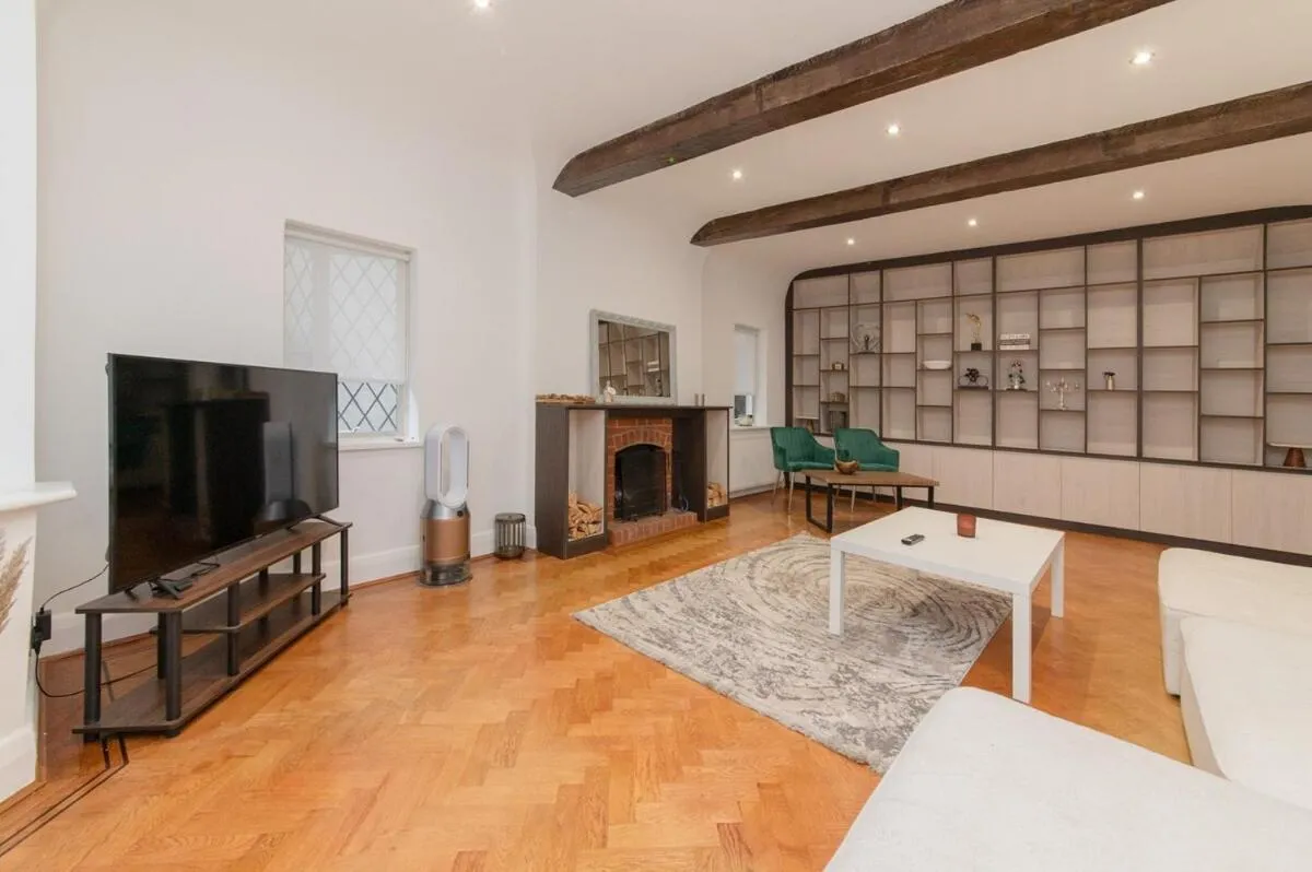Image 5 of Elegant Tudor Venue