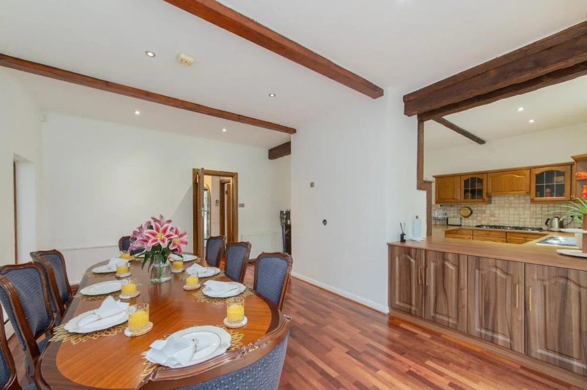 Image 4 of Elegant Tudor Venue