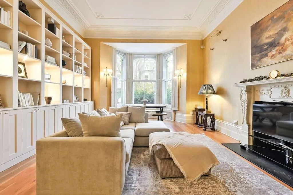 Image 3 of Elegant Victorian Flat Near Chelsea Embankment