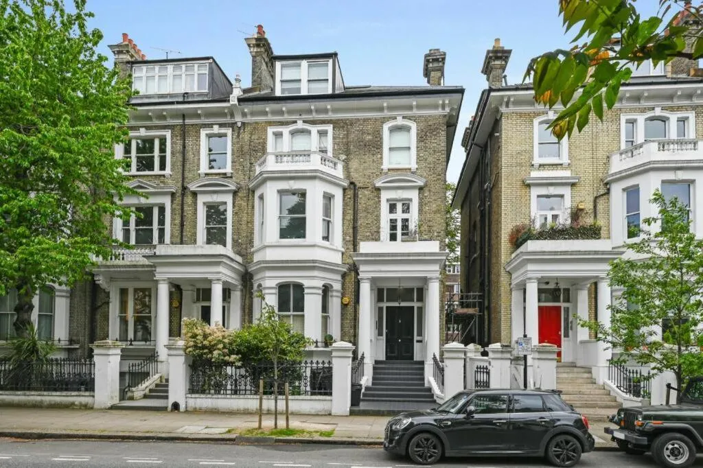 Image 4 of Elegant Victorian Flat Near Chelsea Embankment