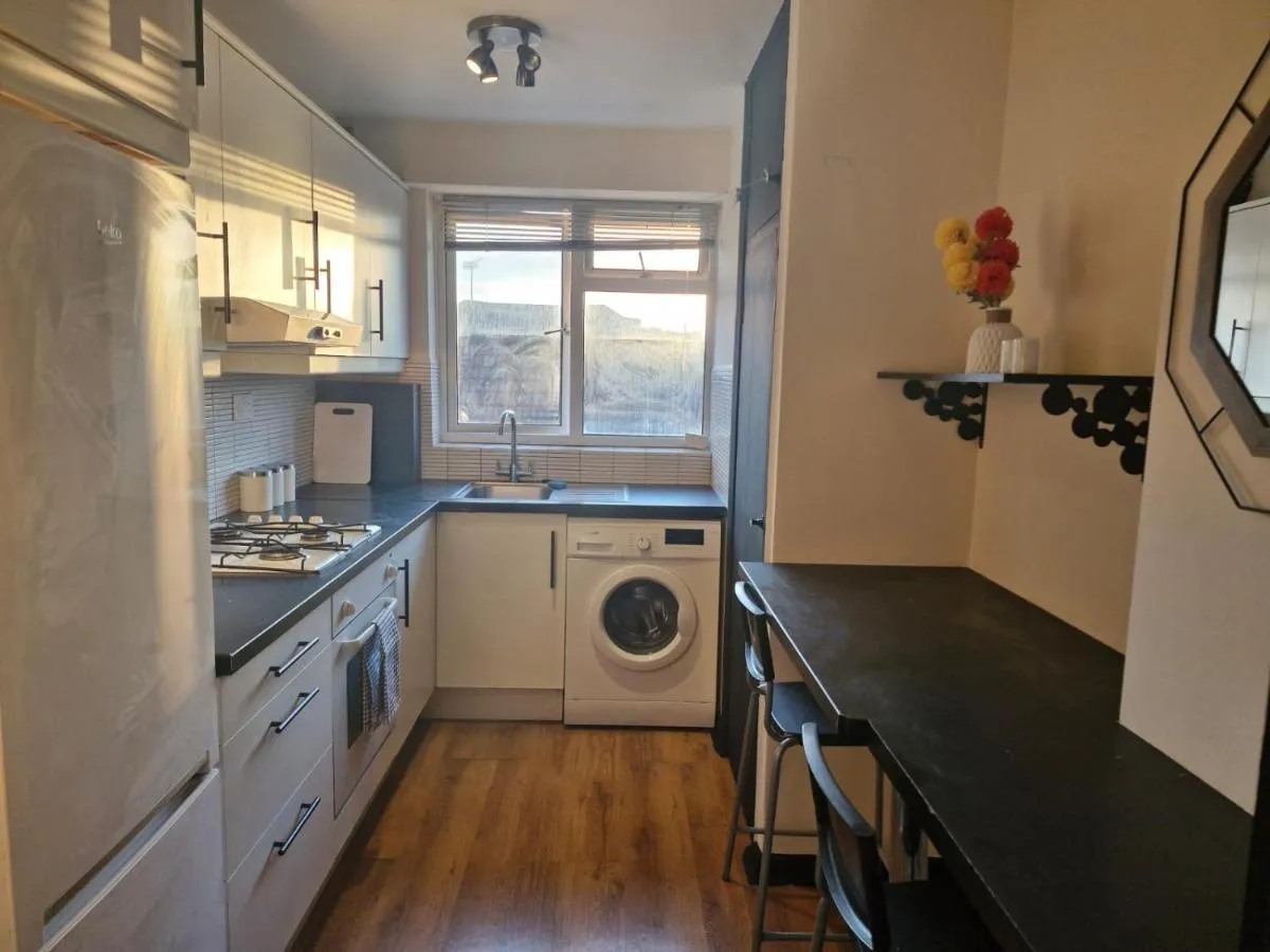 Image 4 of Elegant & Spacious 2-Bedroom Apartment in Wimbledon