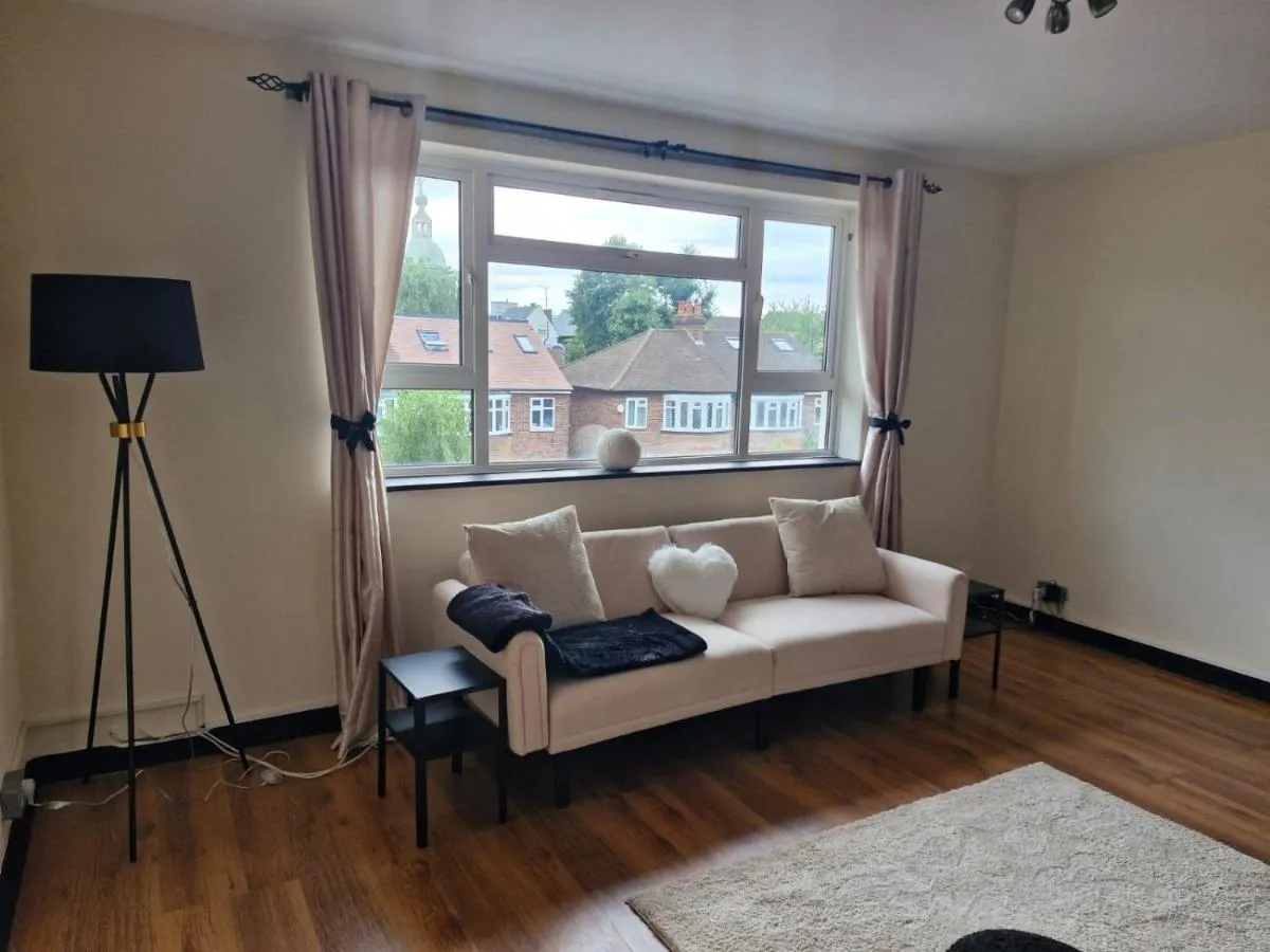 Image 5 of Elegant & Spacious 2-Bedroom Apartment in Wimbledon