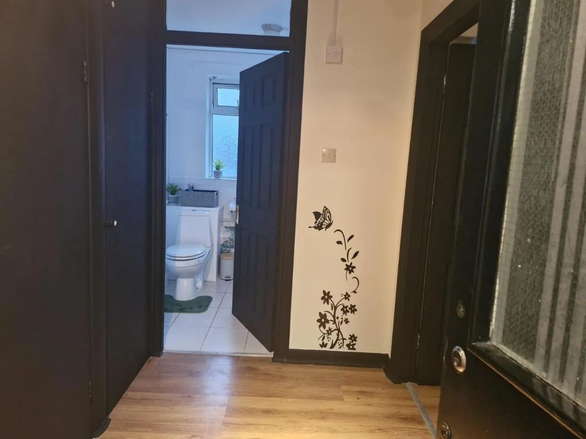 Image 3 of Elegant & Spacious 2-Bedroom Apartment in Wimbledon