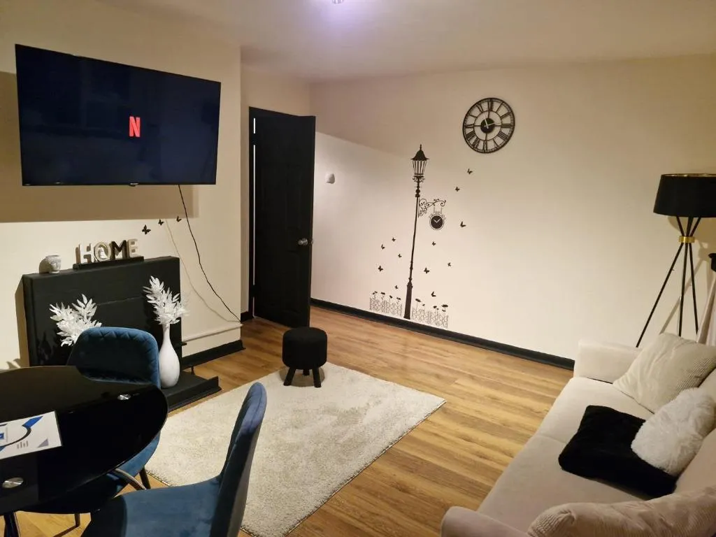Image 1 of Elegant & Spacious 2-Bedroom Apartment in Wimbledon