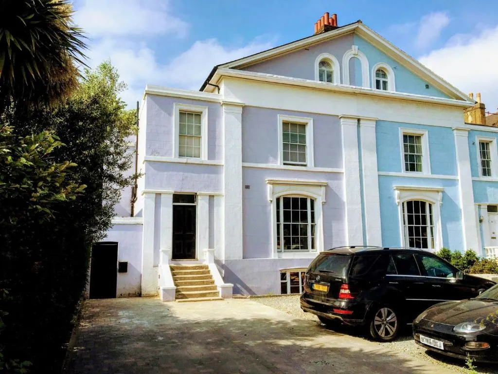 Elegant & spacious parkside 2-bedroom 2-bathroom flat in period building on Blackheath Common – private entrance, great Greenwich location, easy for O2 Arena and City!