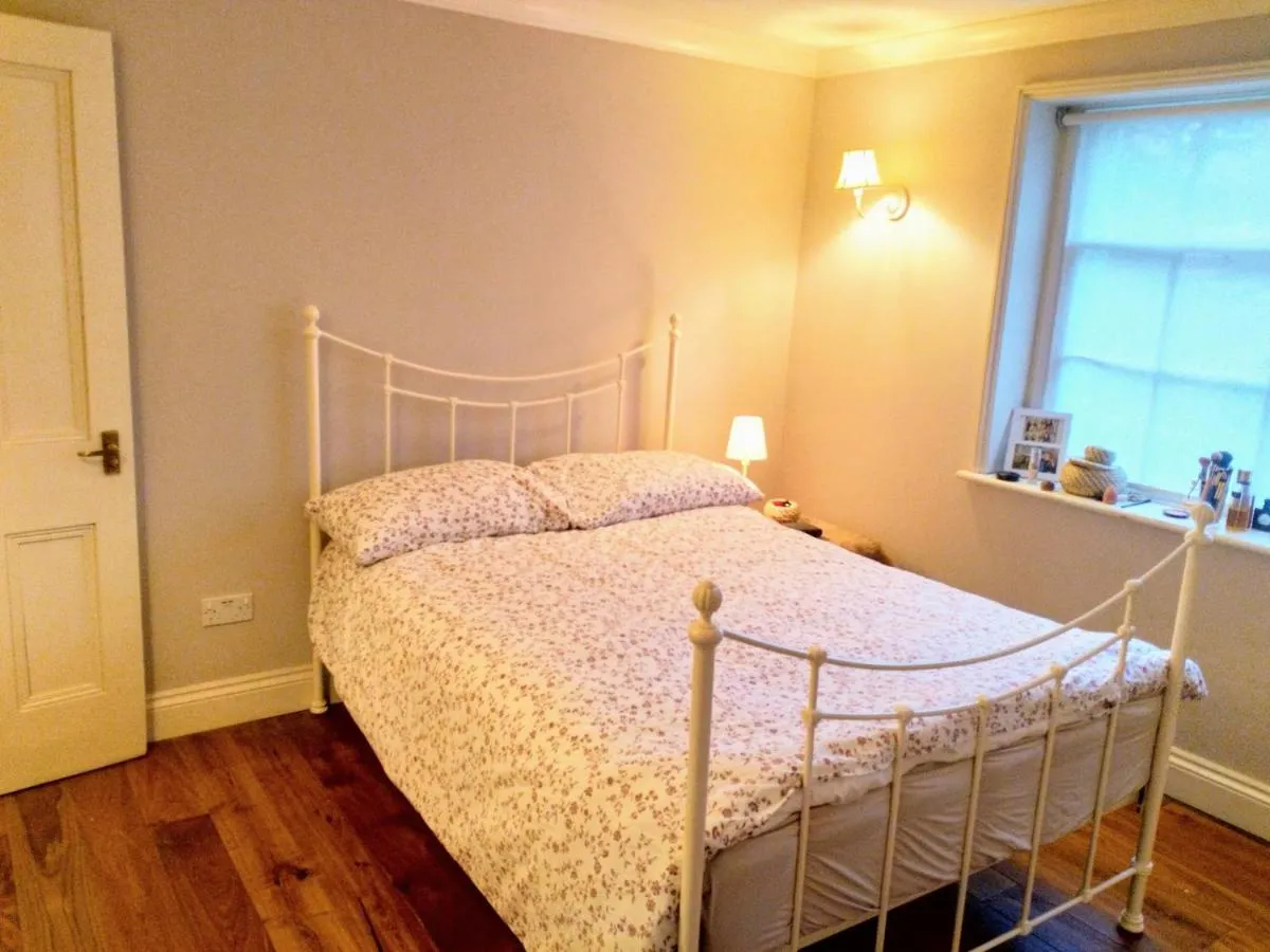 Image 2 of Elegant & spacious parkside 2-bedroom 2-bathroom flat in period building on Blackheath Common – private entrance, great Greenwich location, easy for O2 Arena and City!
