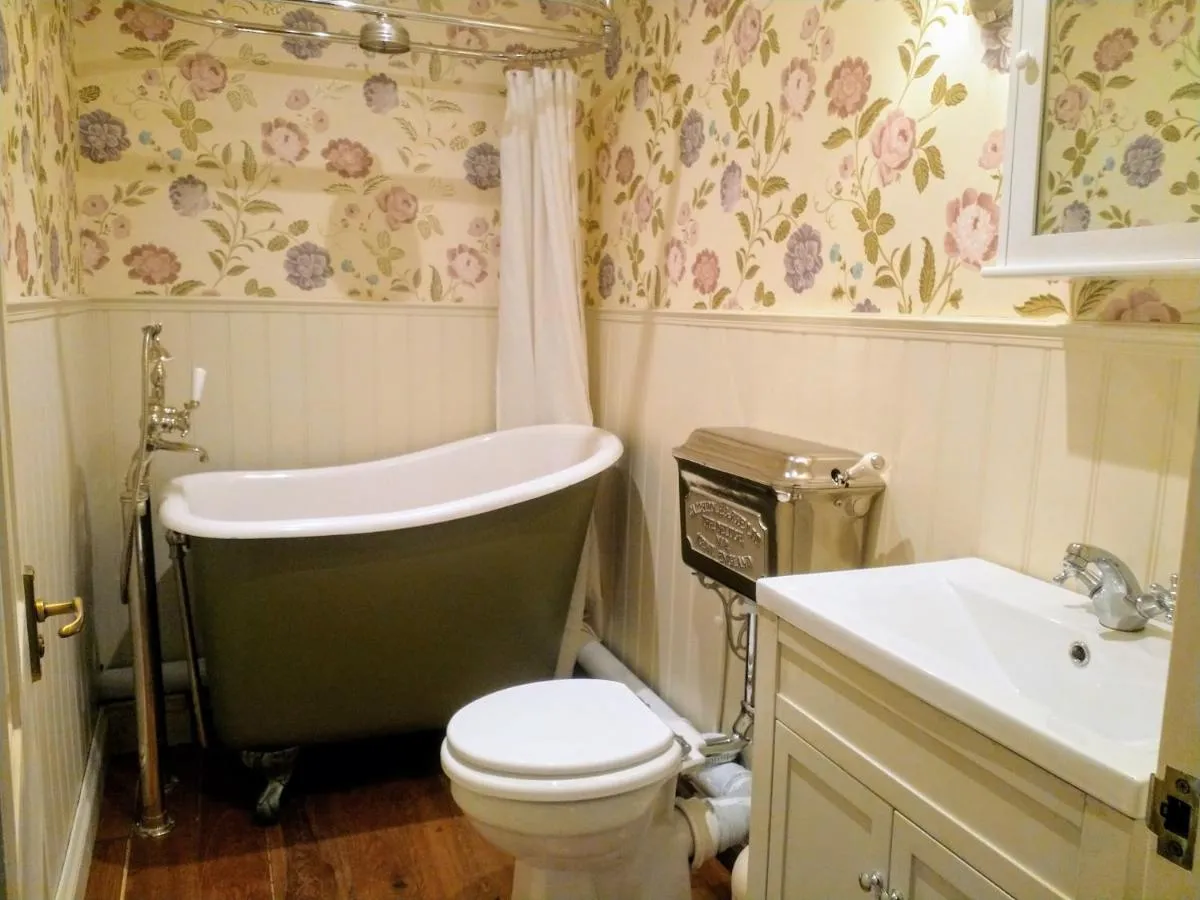 Image 3 of Elegant & spacious parkside 2-bedroom 2-bathroom flat in period building on Blackheath Common – private entrance, great Greenwich location, easy for O2 Arena and City!