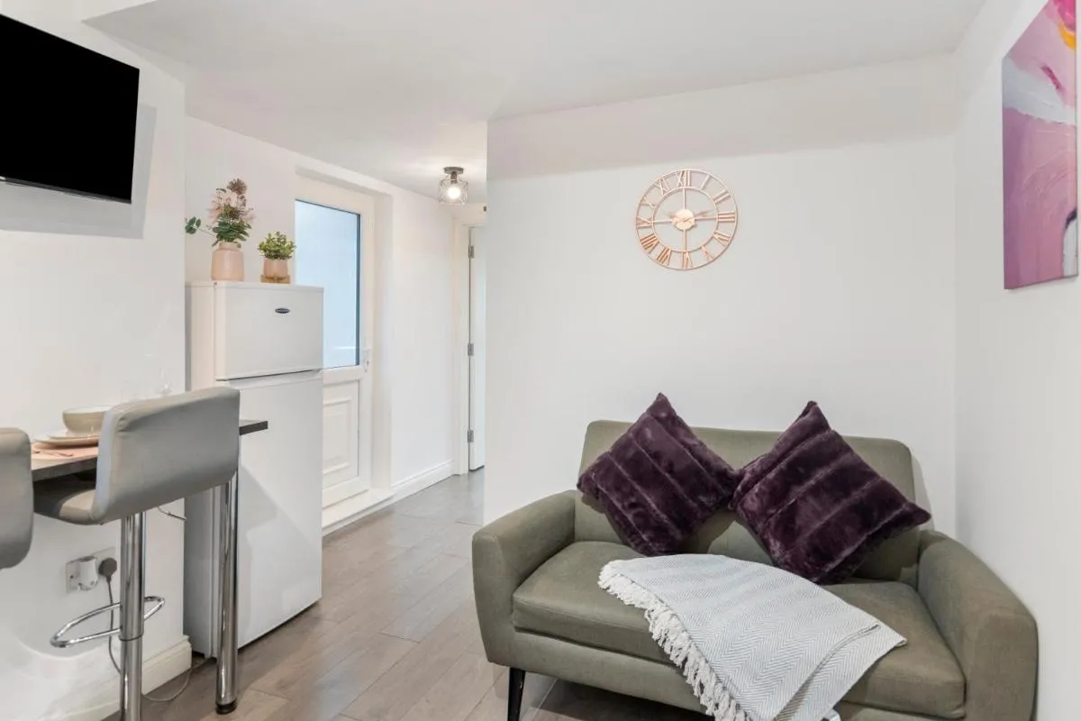 Image 5 of Elms Suite